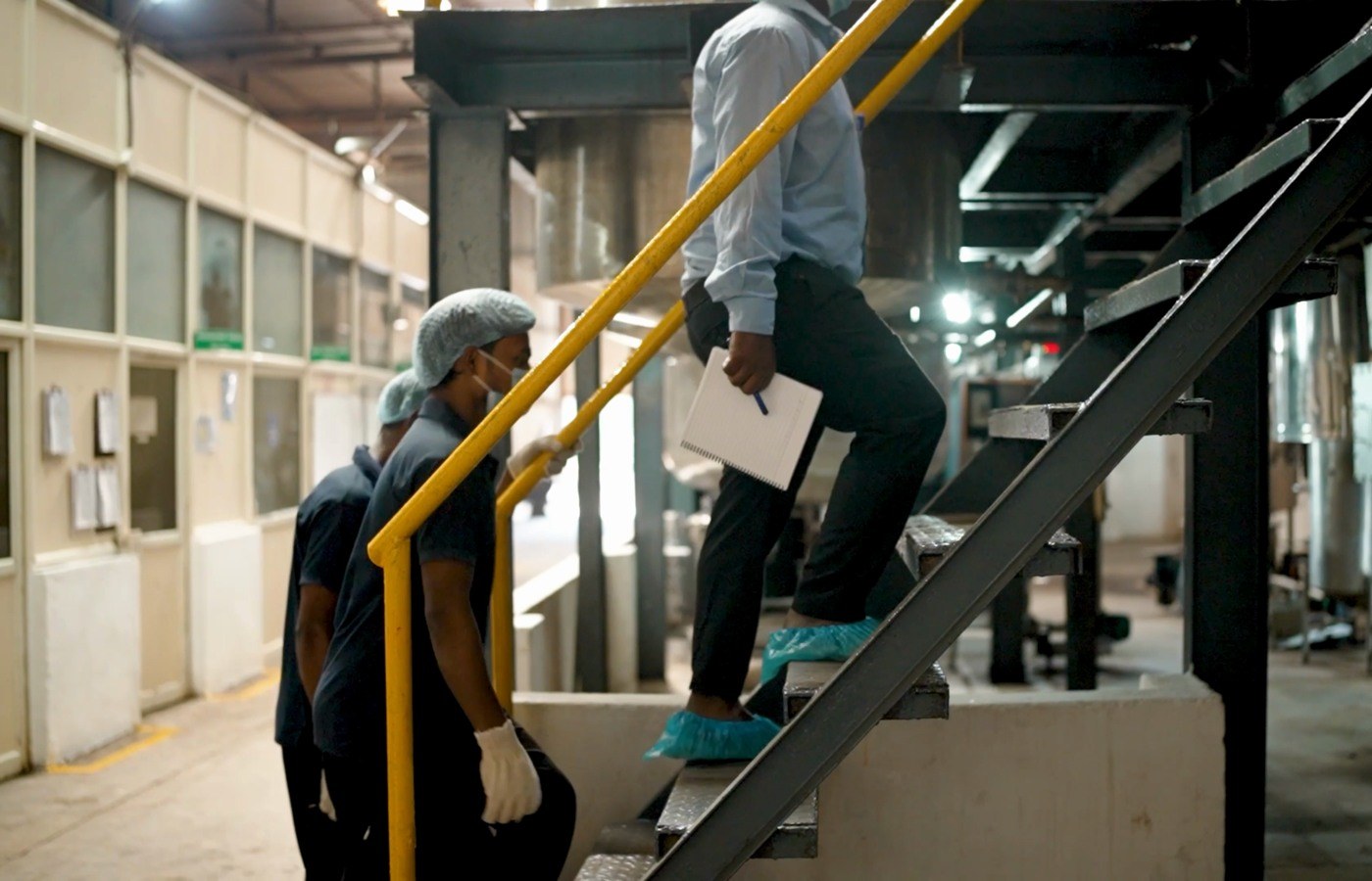 Équipe de notre partenaire de production dans ses installations de transformation botanique